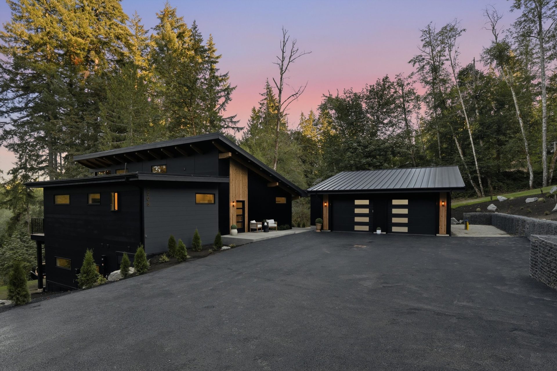 Detached Garage · 672 Sq Ft